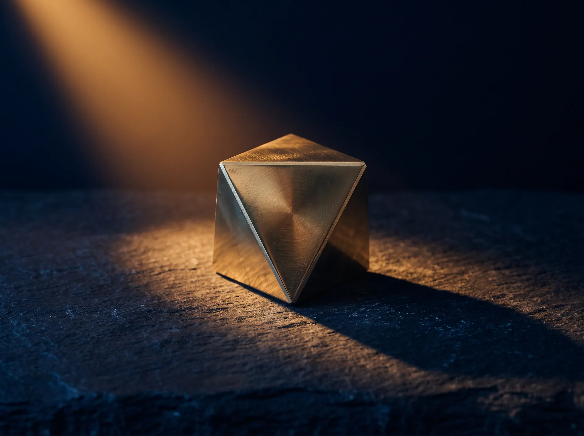 Un sólido geométrico de latón iluminado por un haz ámbar sobre piedra oscura